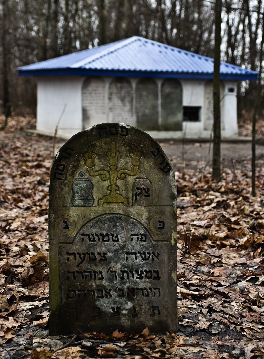 A Jewish cemetery grave in Kock today.